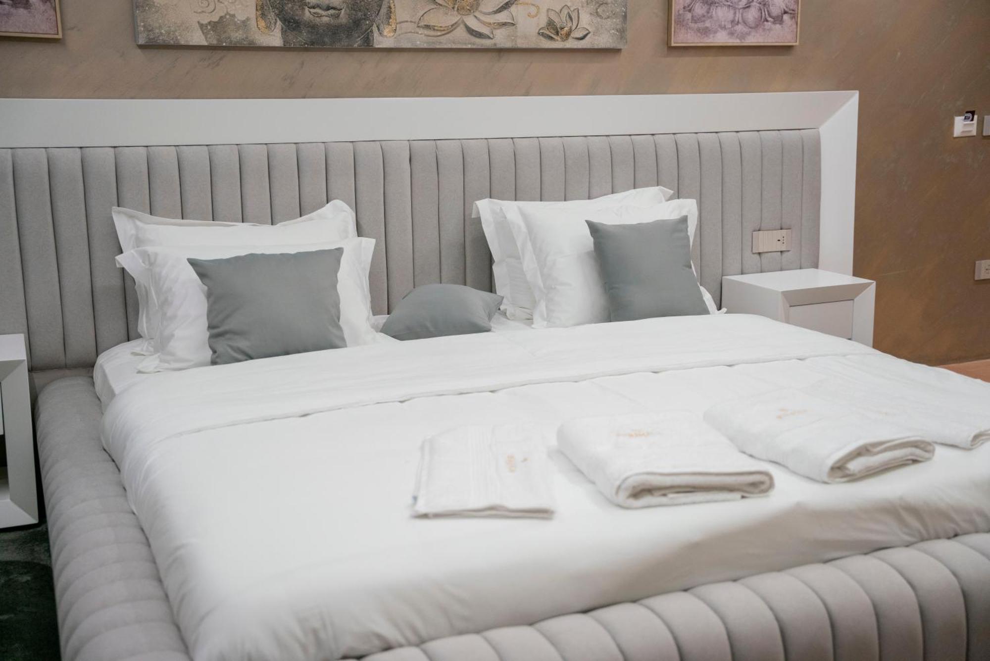 Hotel Pernoca Durres Bagian luar foto