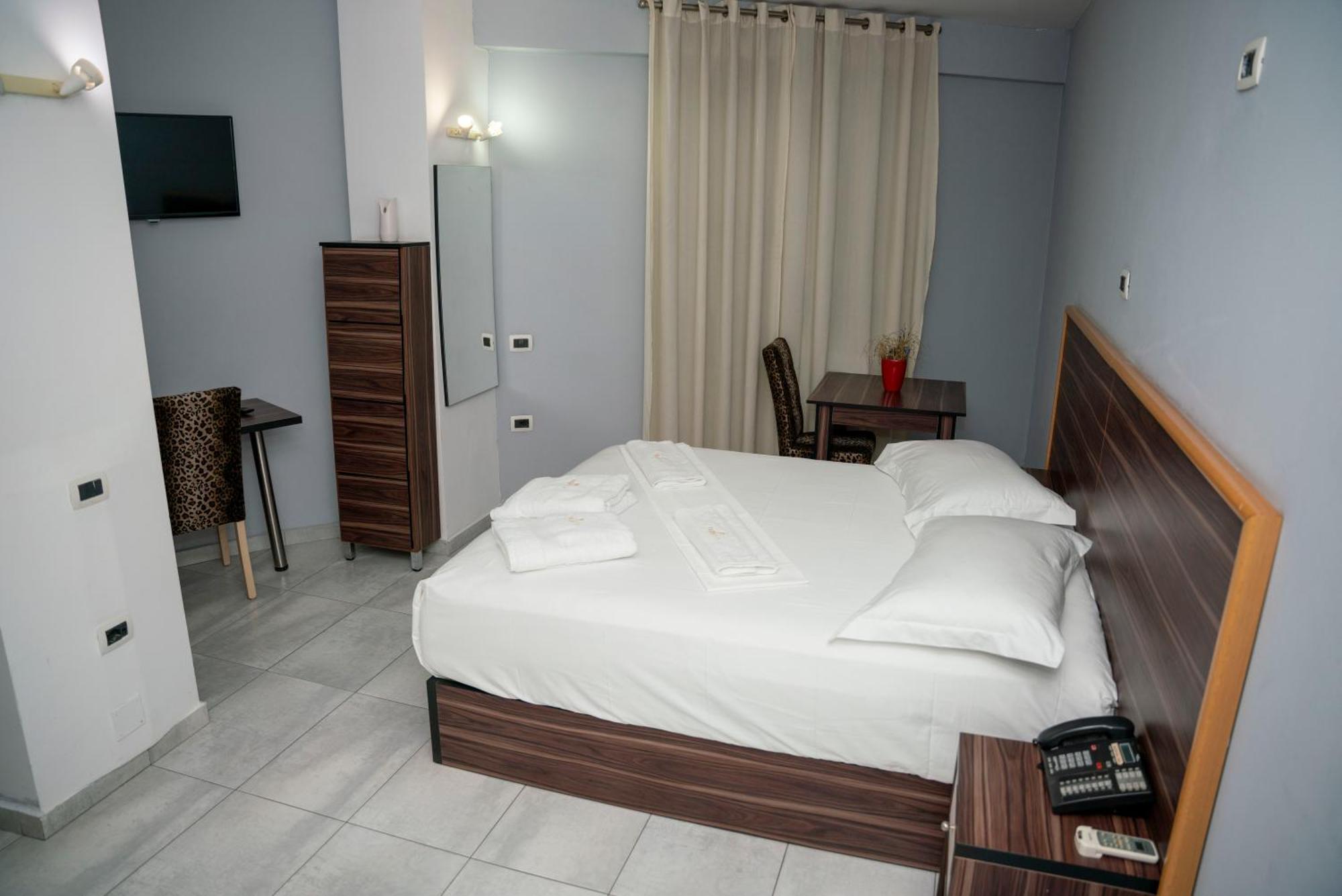 Hotel Pernoca Durres Bagian luar foto