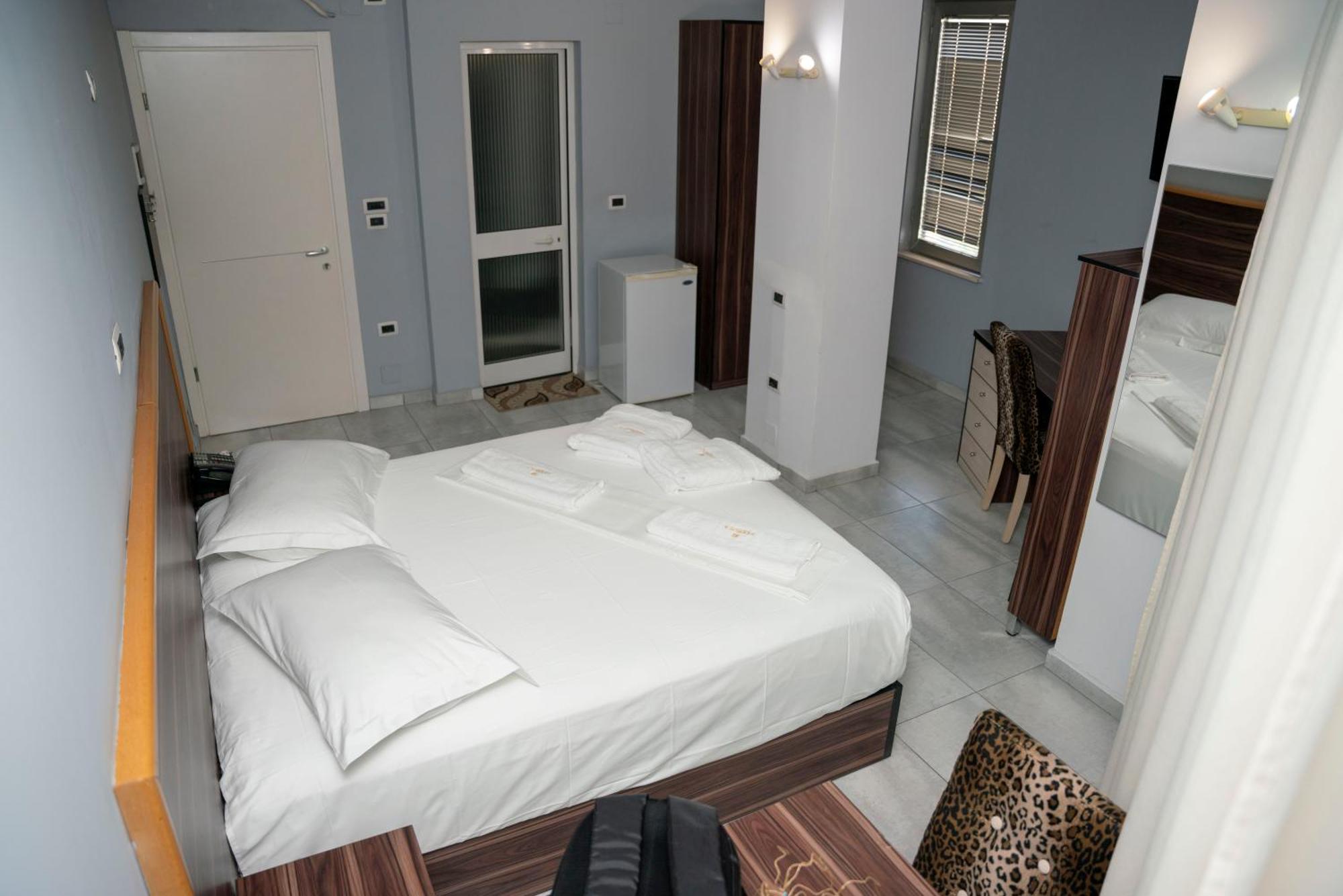 Hotel Pernoca Durres Bagian luar foto