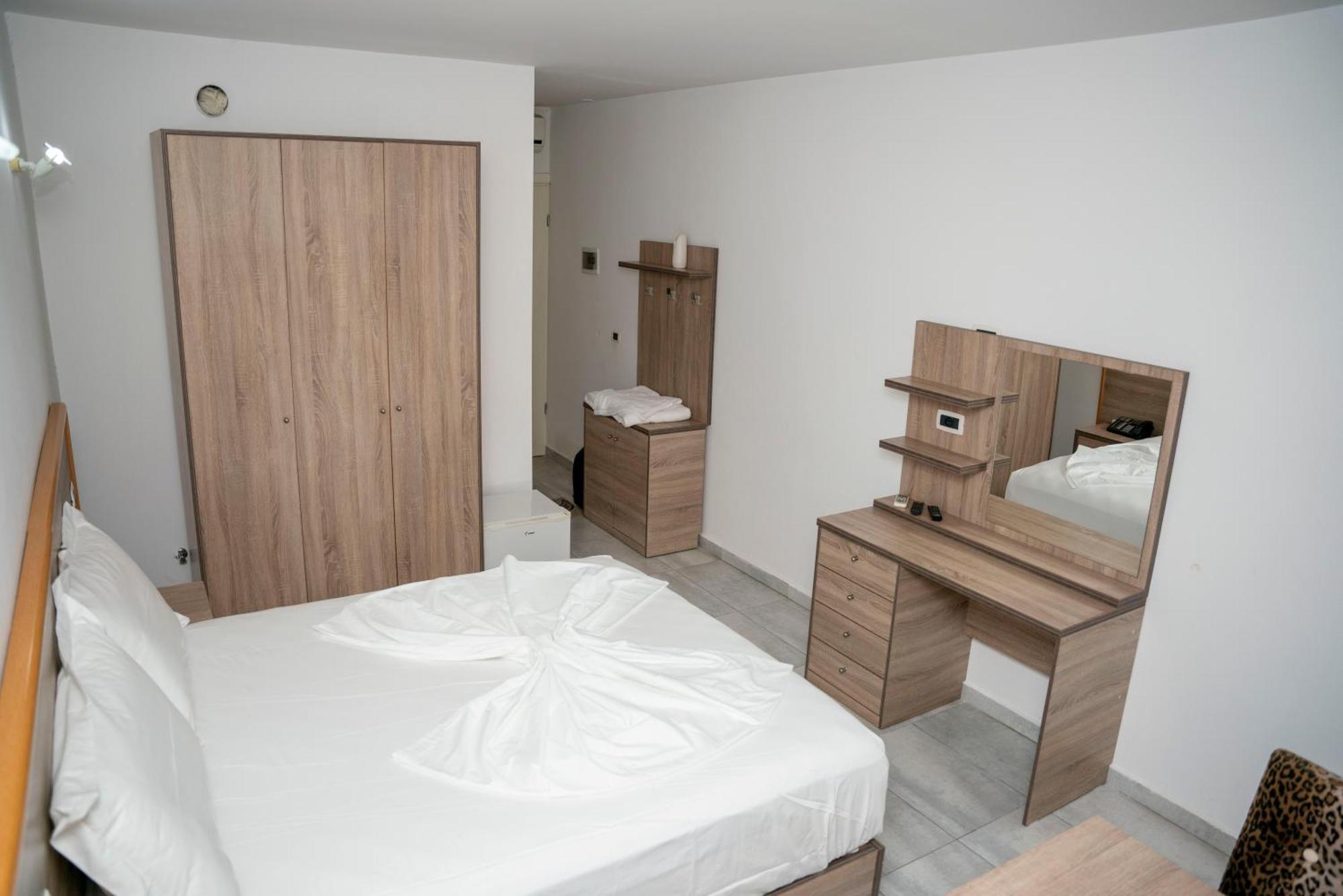 Hotel Pernoca Durres Bagian luar foto