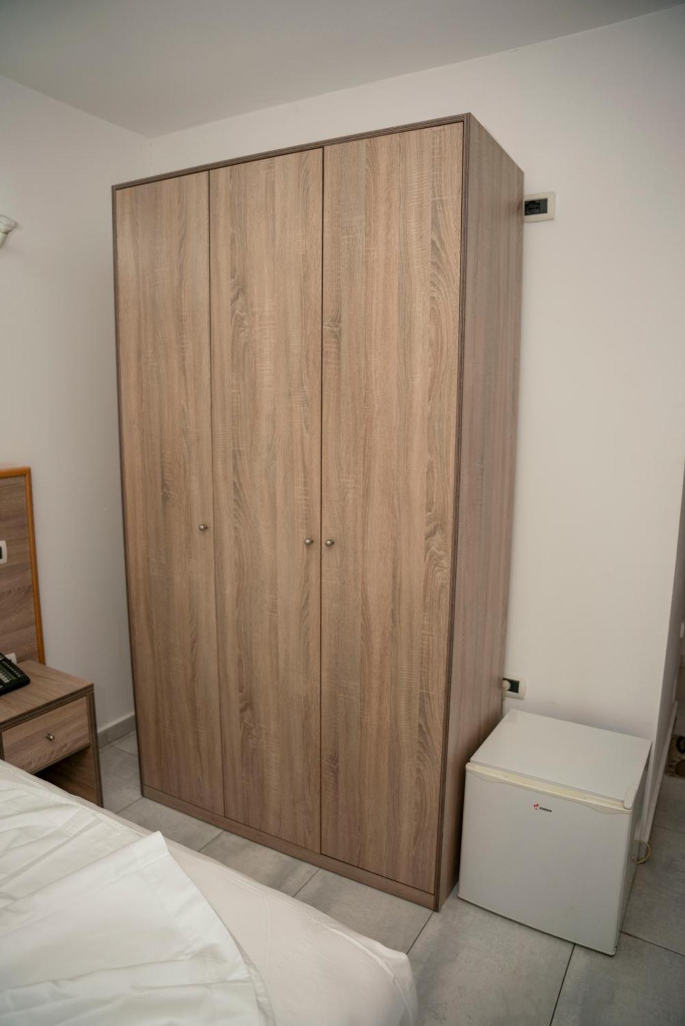 Hotel Pernoca Durres Bagian luar foto