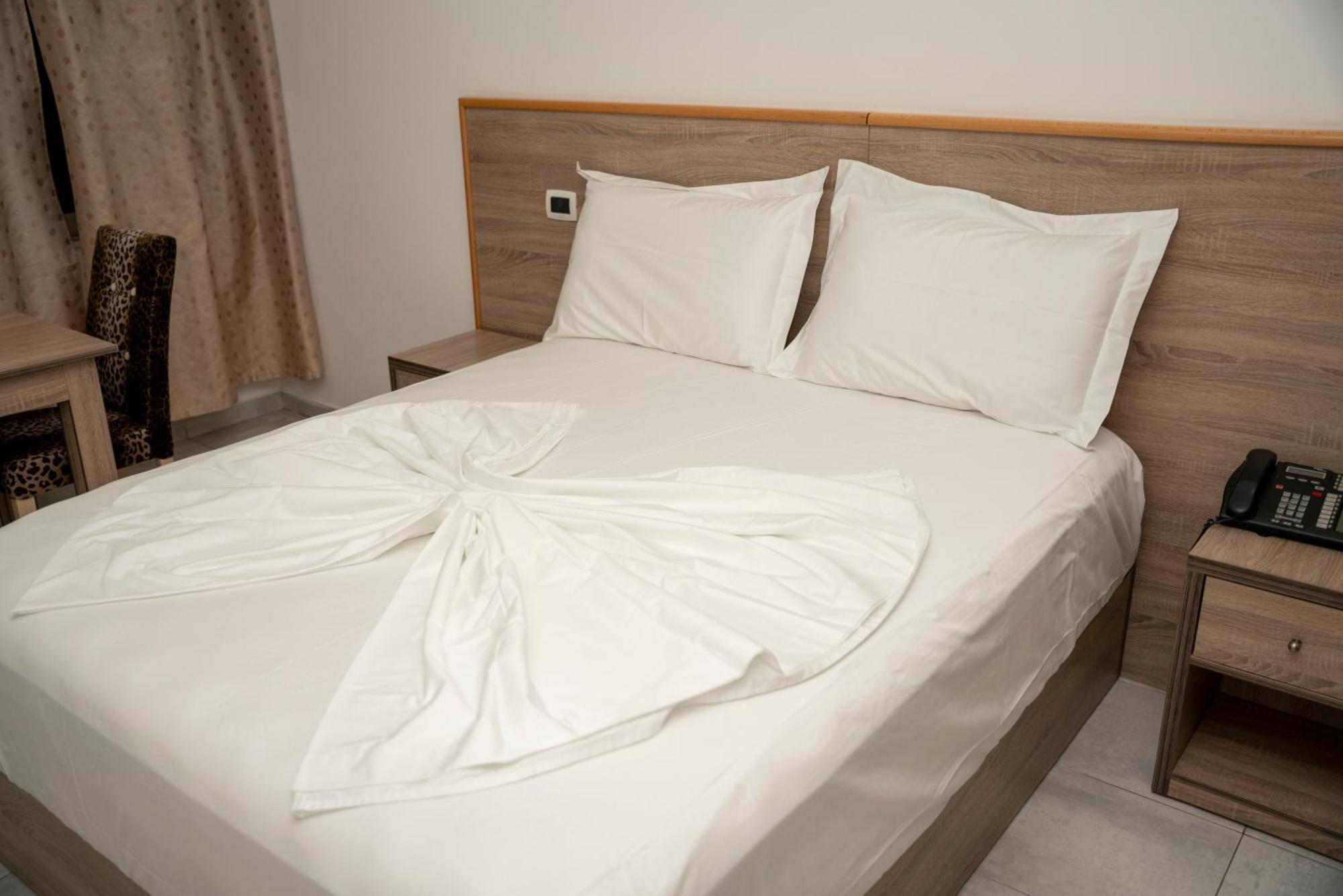 Hotel Pernoca Durres Bagian luar foto