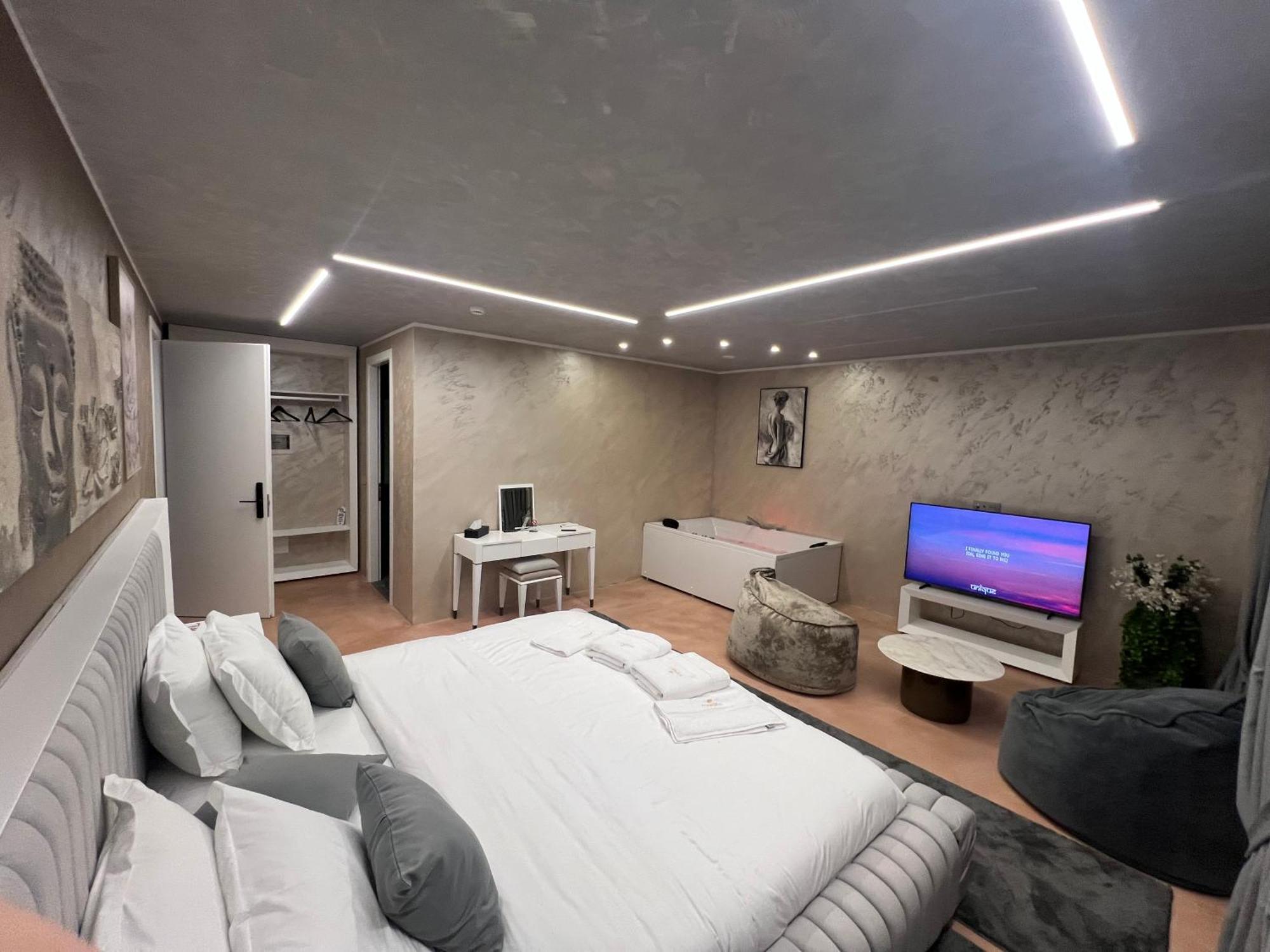 Hotel Pernoca Durres Bagian luar foto
